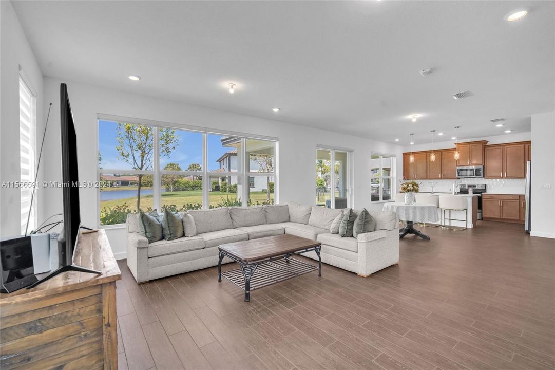 Recently Sold: $715,000 (4 beds, 3 baths, 2583 Square Feet)