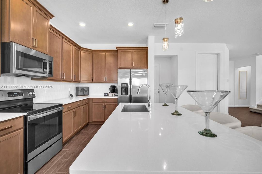 Recently Sold: $715,000 (4 beds, 3 baths, 2583 Square Feet)