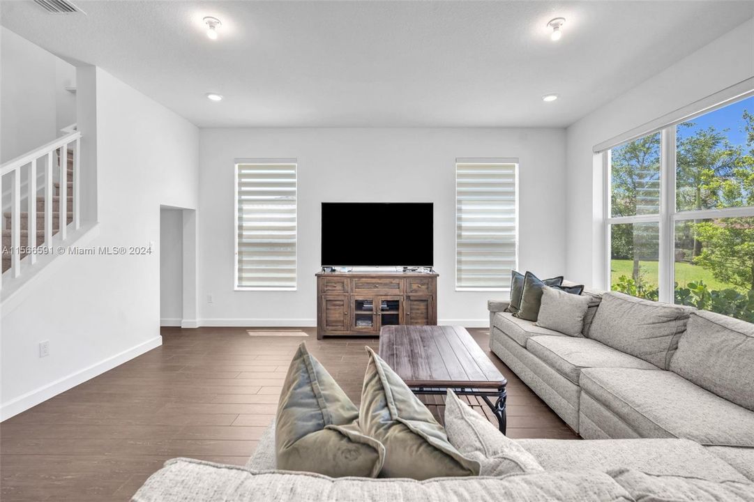 Recently Sold: $715,000 (4 beds, 3 baths, 2583 Square Feet)