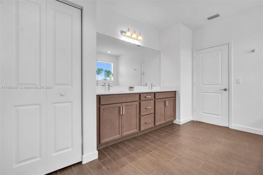 Recently Sold: $715,000 (4 beds, 3 baths, 2583 Square Feet)