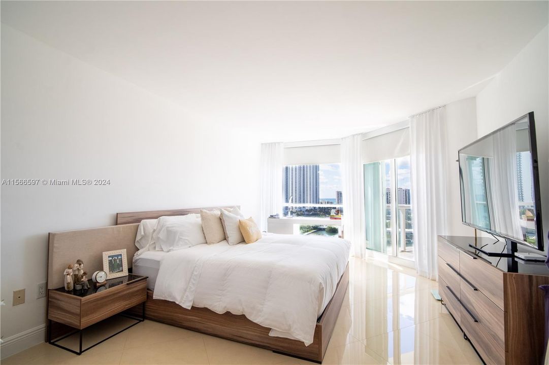 For Sale: $1,350,000 (2 beds, 2 baths, 1760 Square Feet)