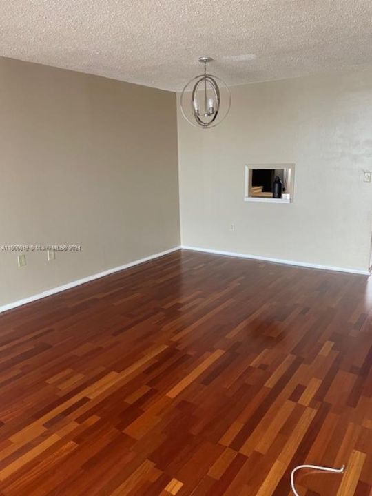 For Sale: $240,000 (1 beds, 1 baths, 873 Square Feet)
