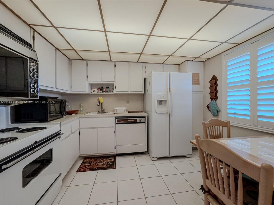Active With Contract: $249,000 (2 beds, 2 baths, 1225 Square Feet)