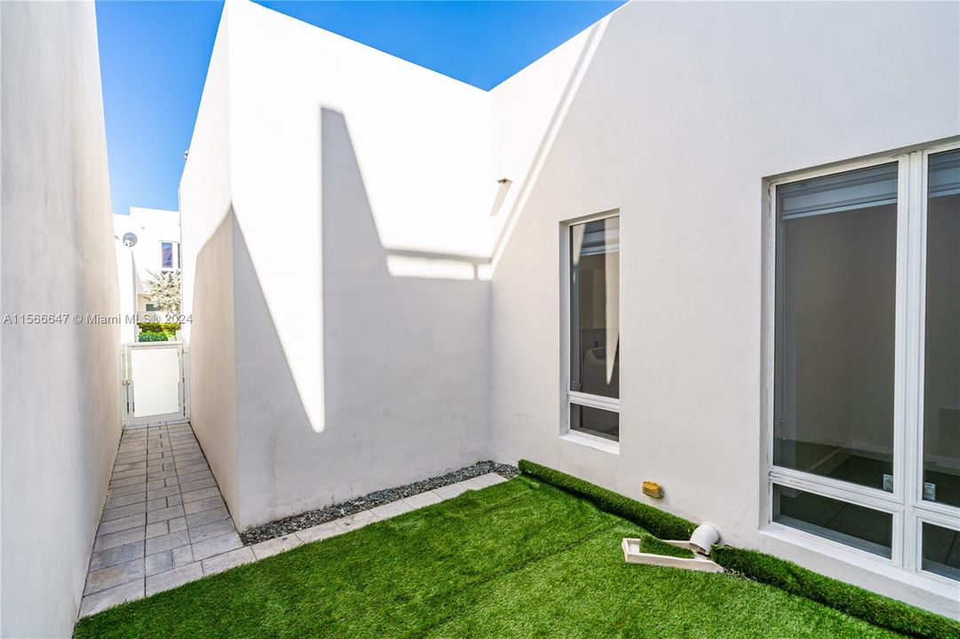 Active With Contract: $890,000 (3 beds, 3 baths, 2200 Square Feet)