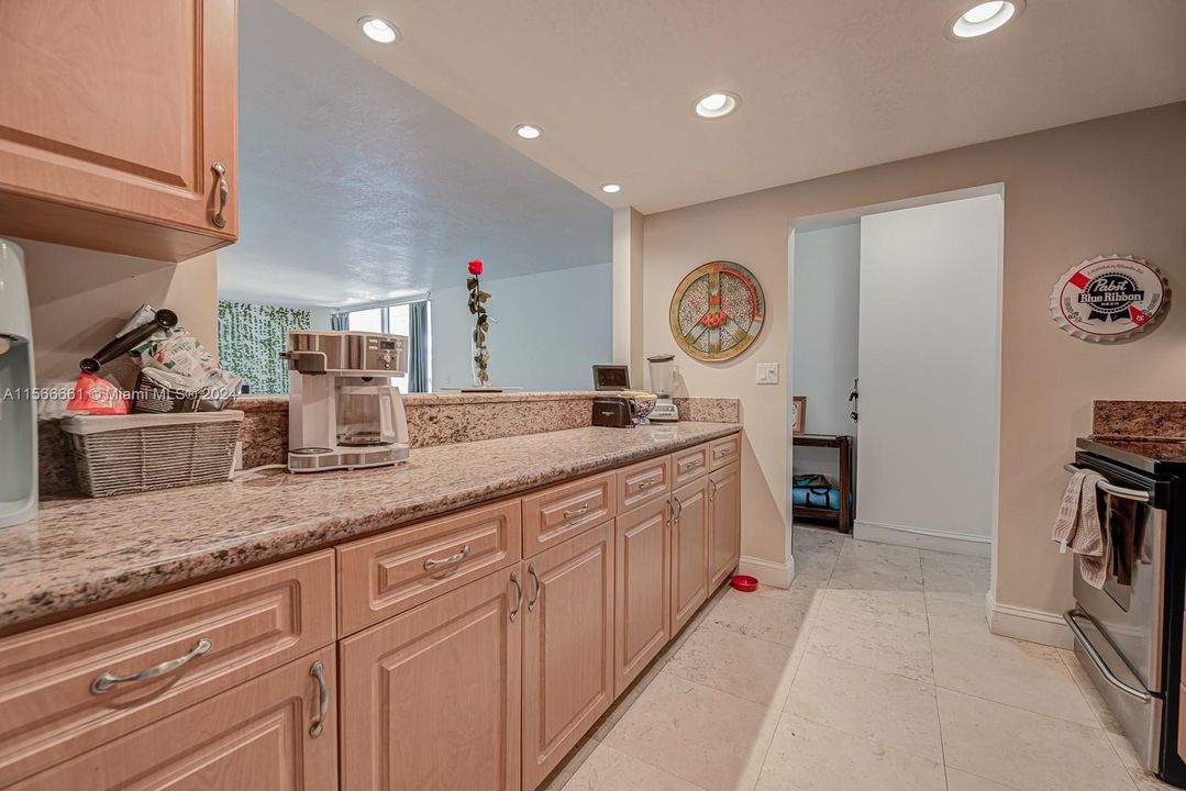 Active With Contract: $3,250 (1 beds, 1 baths, 994 Square Feet)