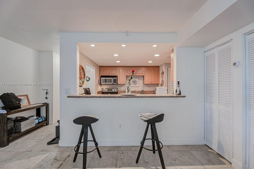 Active With Contract: $3,250 (1 beds, 1 baths, 994 Square Feet)