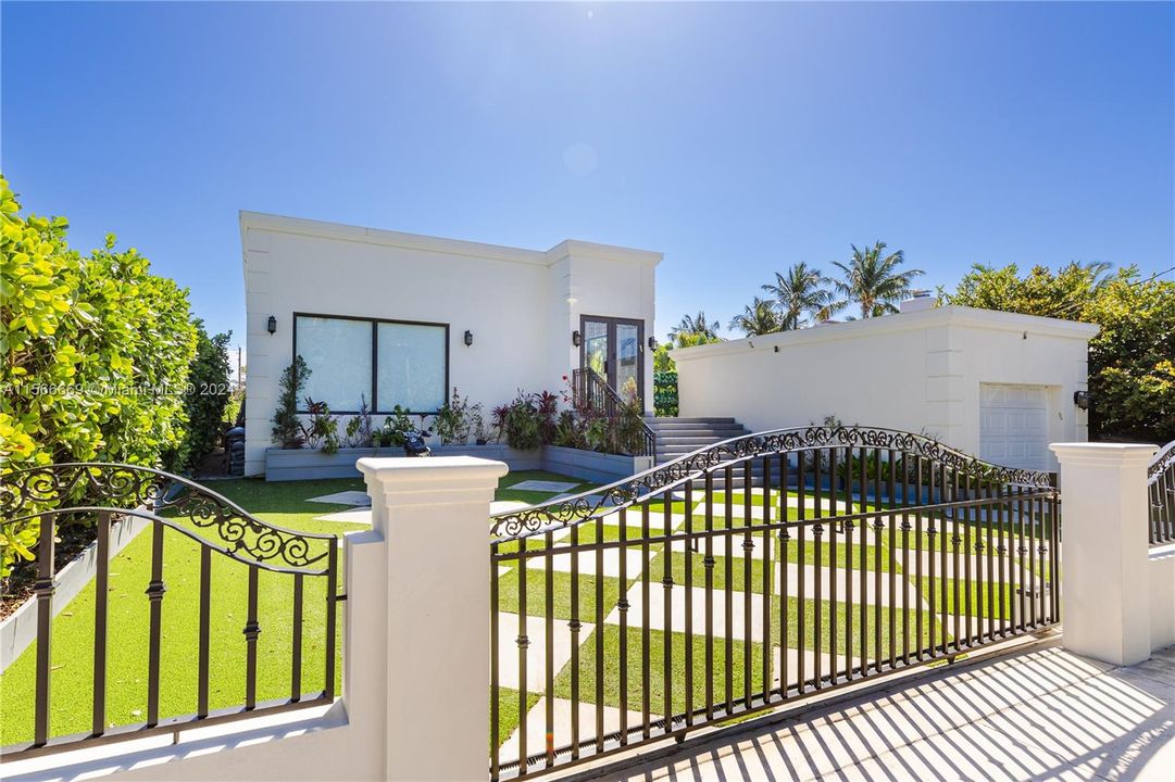 For Sale: $5,490,000 (4 beds, 4 baths, 2104 Square Feet)