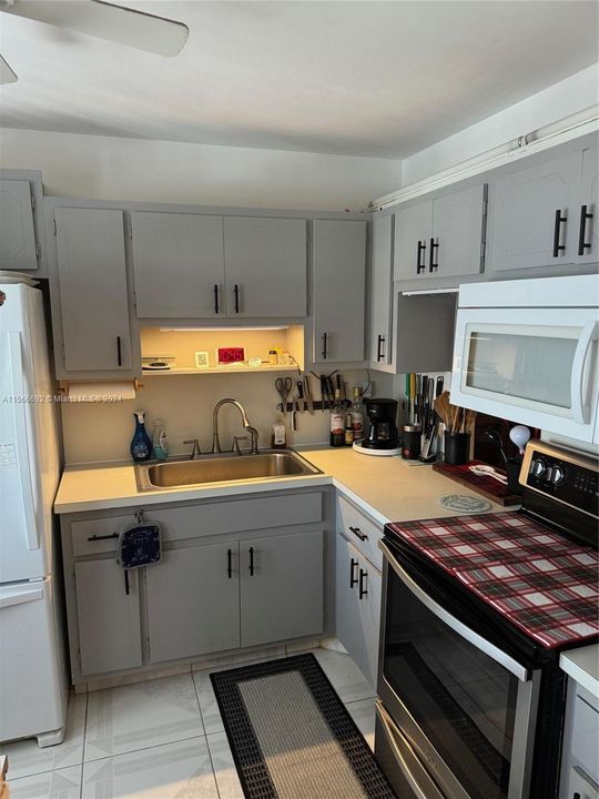 Active With Contract: $148,880 (1 beds, 1 baths, 703 Square Feet)