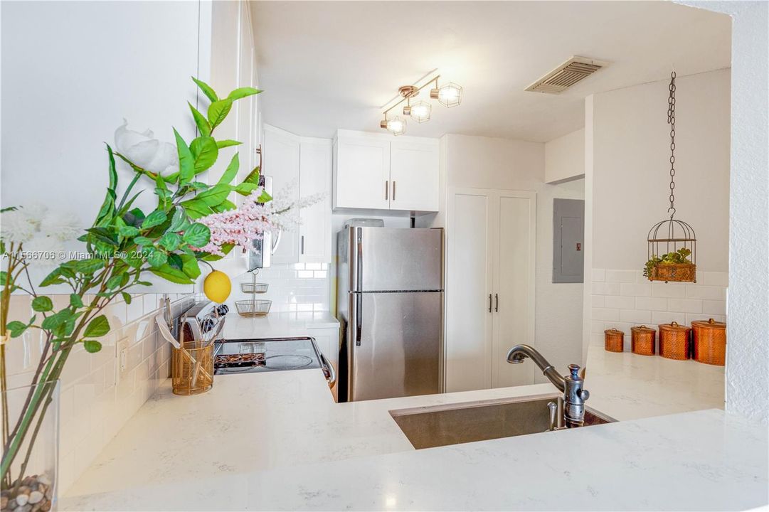 Recently Sold: $385,000 (2 beds, 2 baths, 927 Square Feet)
