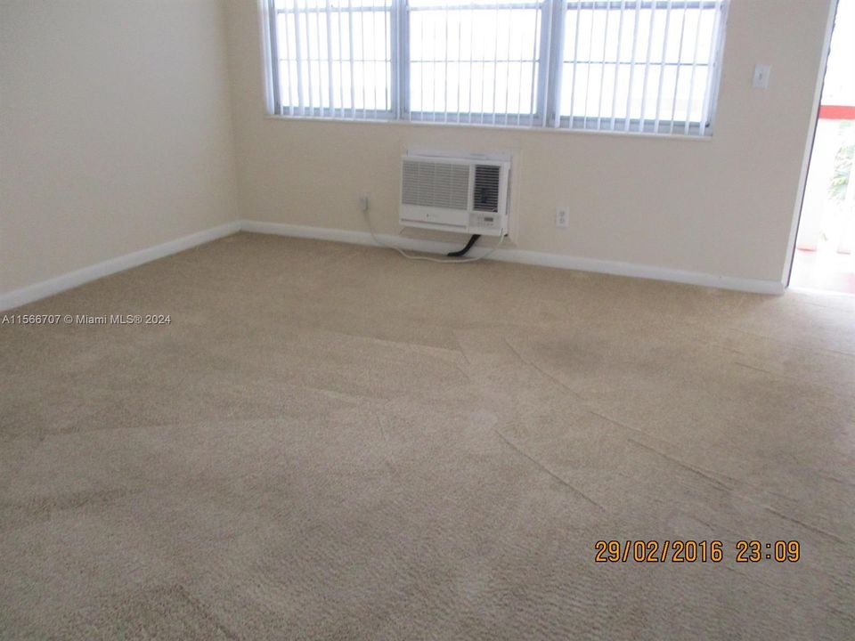 For Sale: $78,000 (1 beds, 1 baths, 570 Square Feet)