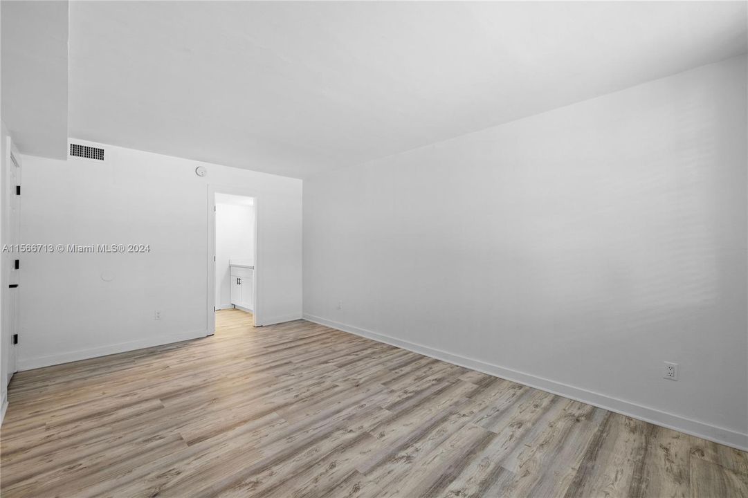 Active With Contract: $159,000 (1 beds, 1 baths, 826 Square Feet)