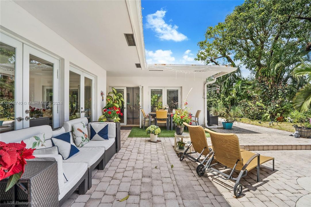 For Sale: $1,650,000 (3 beds, 2 baths, 1701 Square Feet)