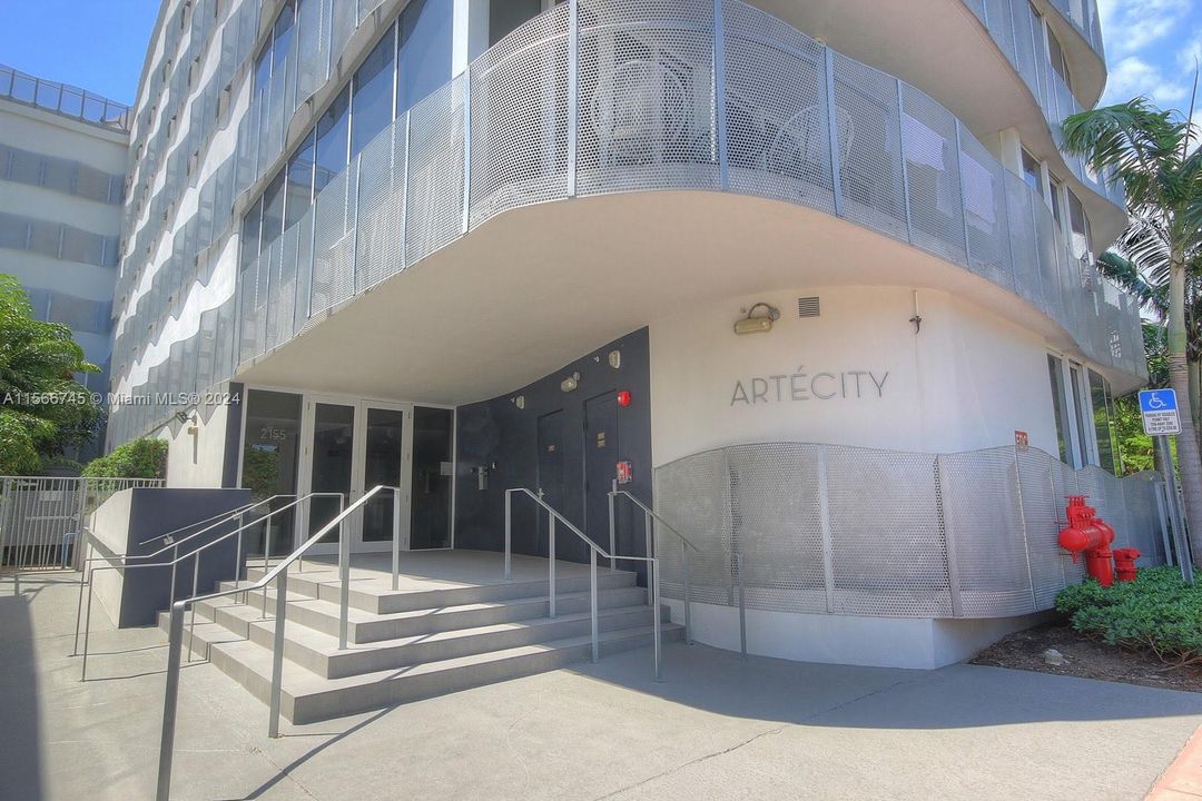 Recently Rented: $3,300 (1 beds, 1 baths, 692 Square Feet)