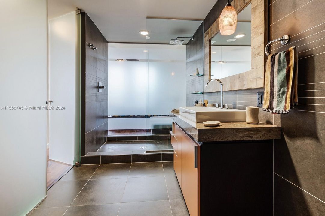 Recently Rented: $3,300 (1 beds, 1 baths, 692 Square Feet)