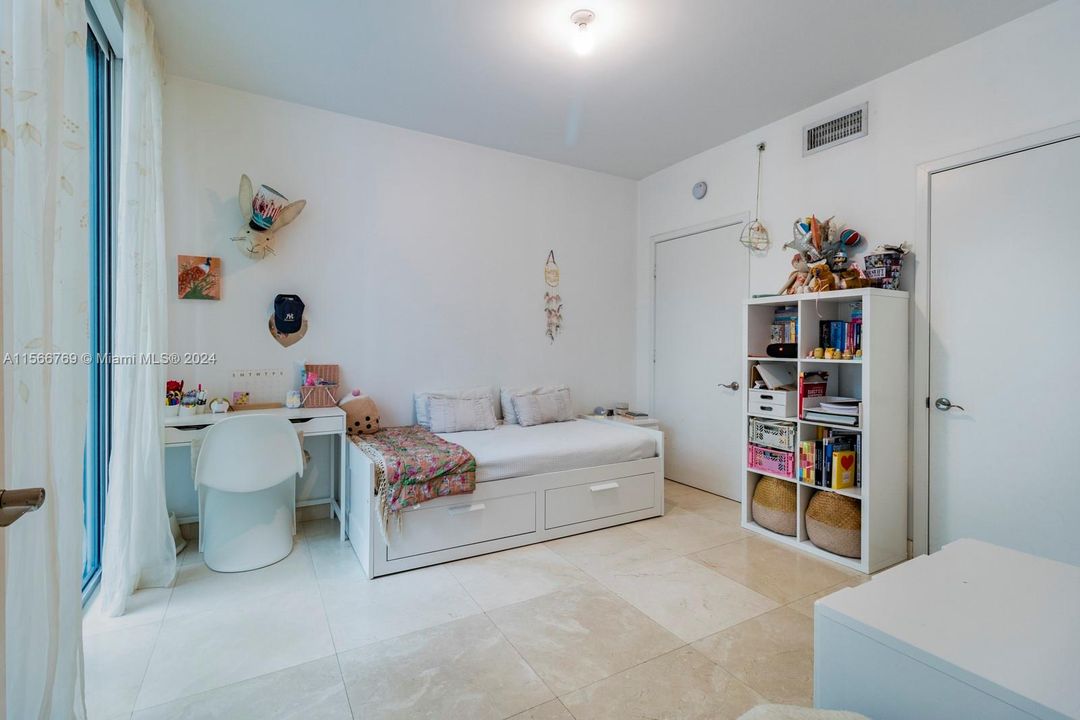 For Sale: $985,000 (3 beds, 2 baths, 1700 Square Feet)