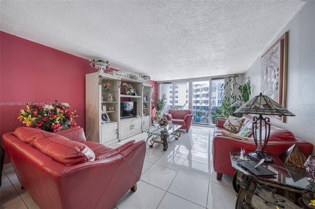 For Sale: $429,900 (1 beds, 1 baths, 836 Square Feet)