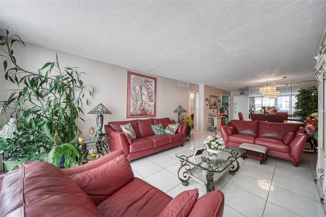 For Sale: $429,900 (1 beds, 1 baths, 836 Square Feet)