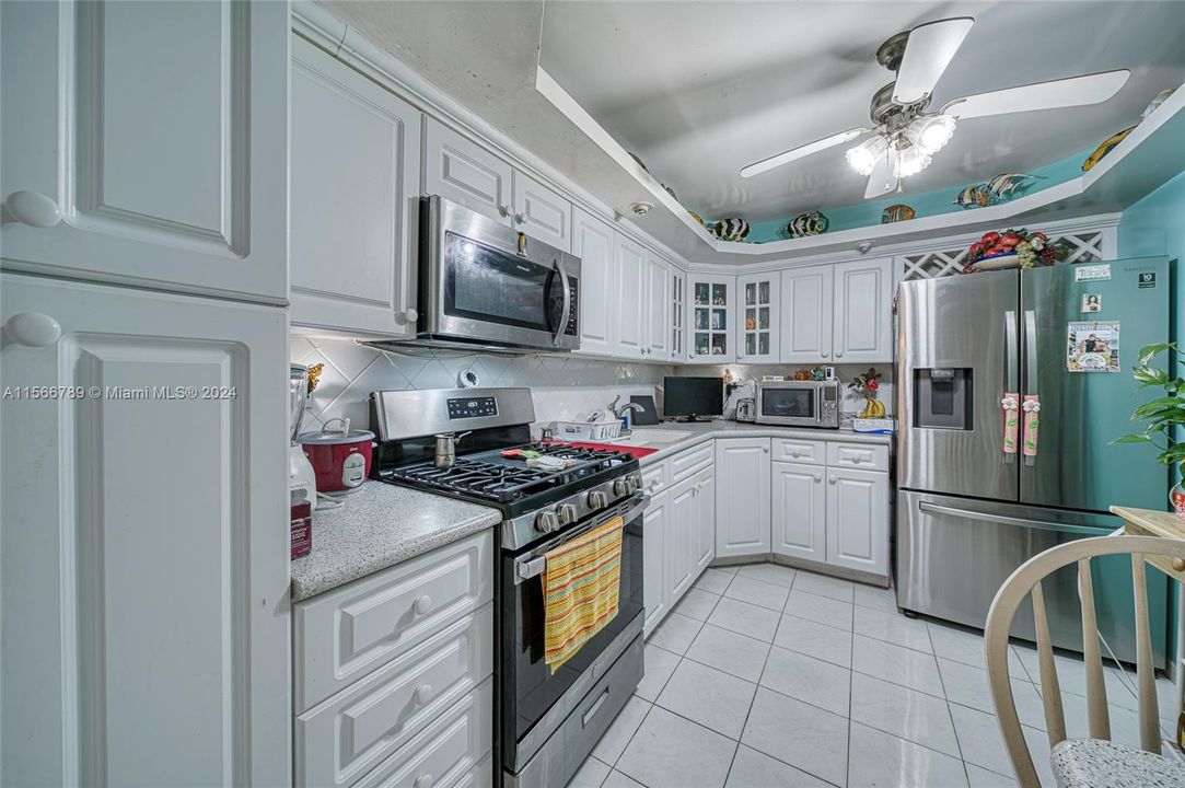 For Sale: $429,900 (1 beds, 1 baths, 836 Square Feet)