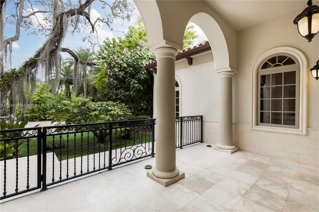 For Sale: $4,798,000 (7 beds, 6 baths, 6891 Square Feet)