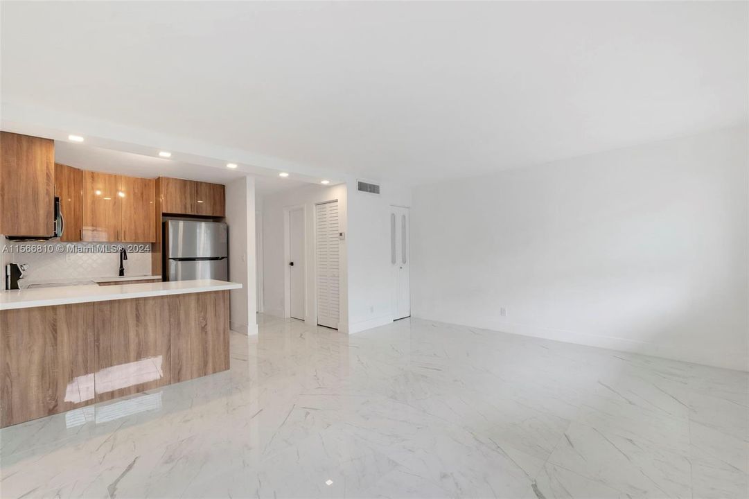 For Sale: $285,000 (1 beds, 1 baths, 620 Square Feet)