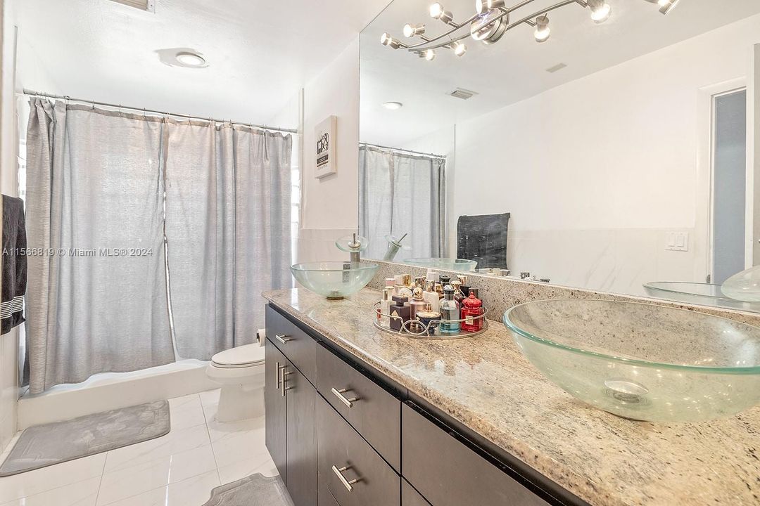Active With Contract: $2,900 (2 beds, 2 baths, 1570 Square Feet)