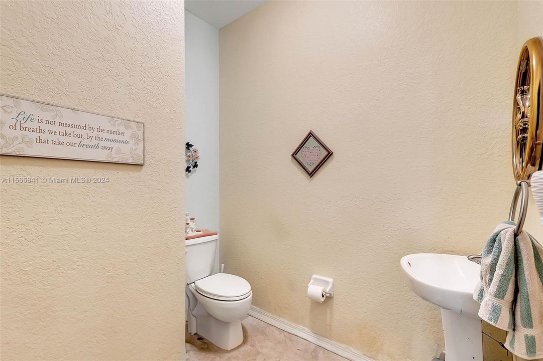待售: $720,000 (4 贝兹, 2 浴室, 2156 平方英尺)