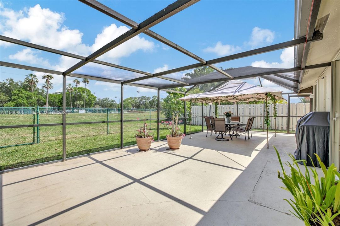 Large Screened Patio overlooking great green space; no neighbor behind
