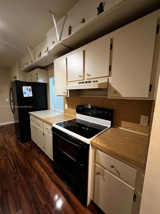 For Rent: $2,450 (2 beds, 2 baths, 1180 Square Feet)