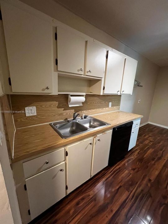 For Rent: $2,450 (2 beds, 2 baths, 1180 Square Feet)