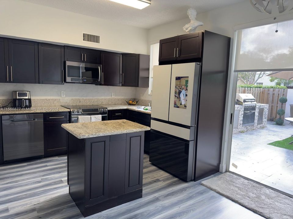 Active With Contract: $2,650 (2 beds, 2 baths, 1120 Square Feet)