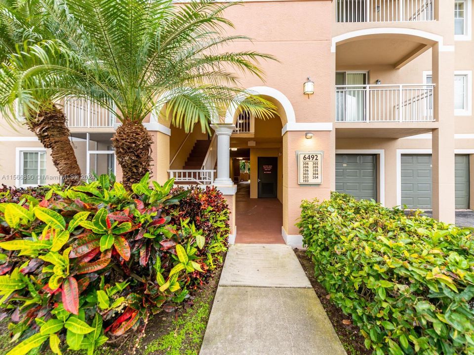 Active With Contract: $1,800 (1 beds, 1 baths, 740 Square Feet)