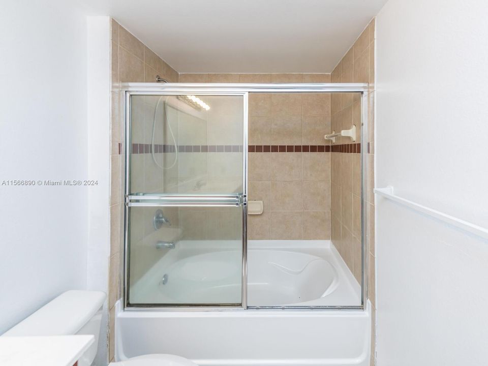 Под контрактом: $1,800 (1 спален, 1 ванн, 740 Квадратных фут)