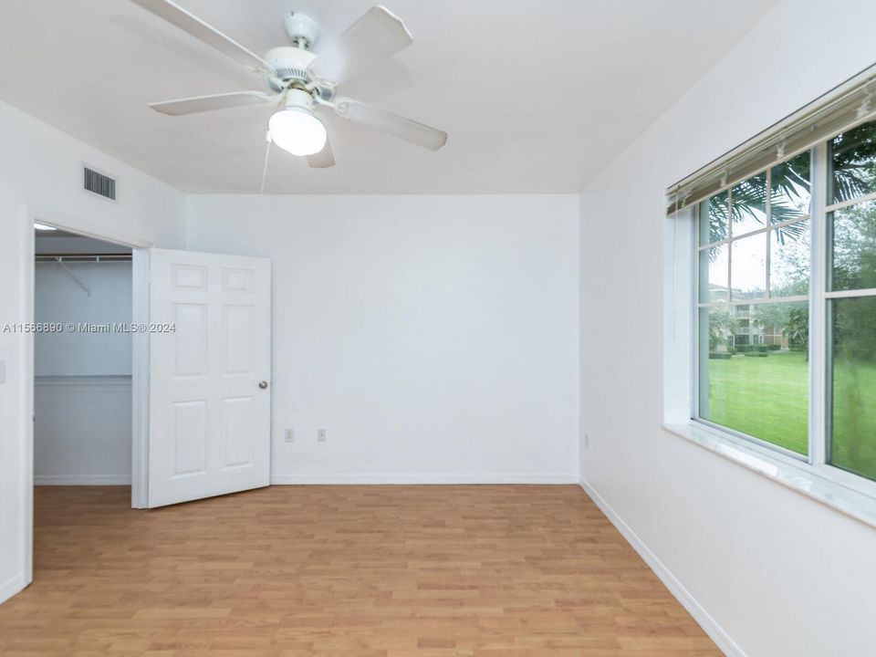 Active With Contract: $1,800 (1 beds, 1 baths, 740 Square Feet)