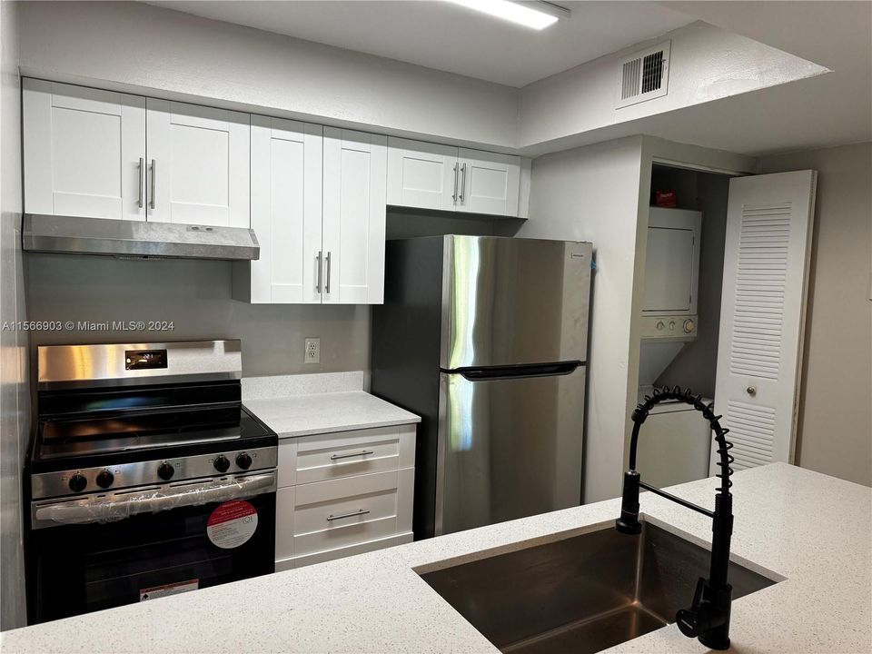 Recently Rented: $1,900 (1 beds, 1 baths, 615 Square Feet)