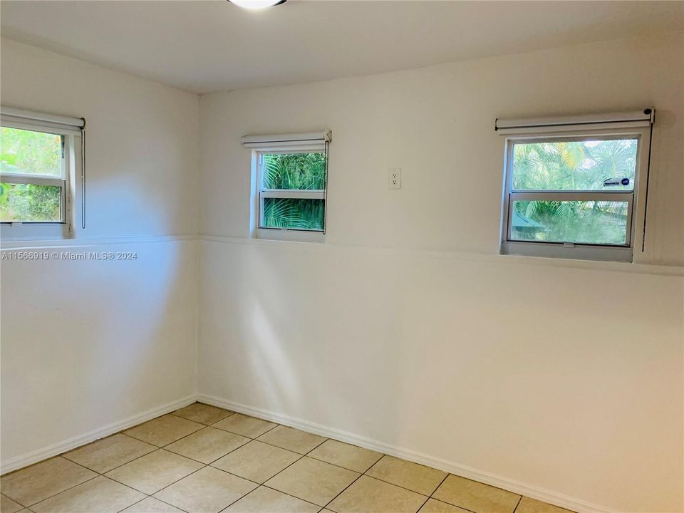 For Rent: $1,300 (0 beds, 1 baths, 154 Square Feet)
