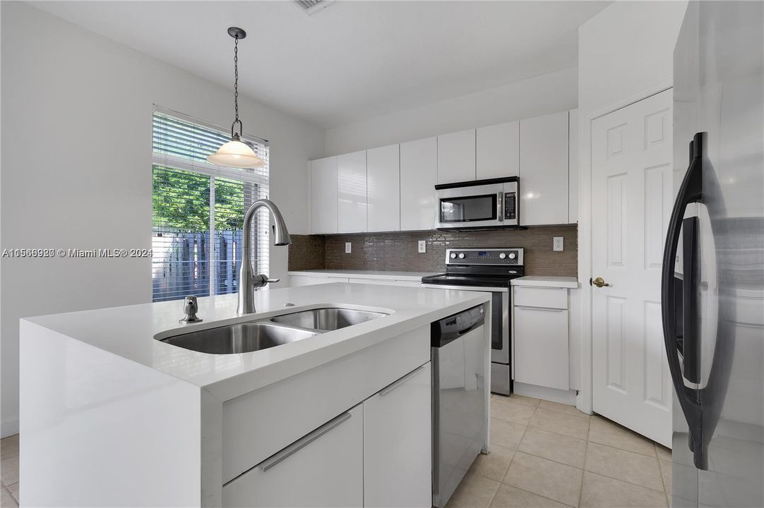 Active With Contract: $565,000 (3 beds, 2 baths, 1676 Square Feet)