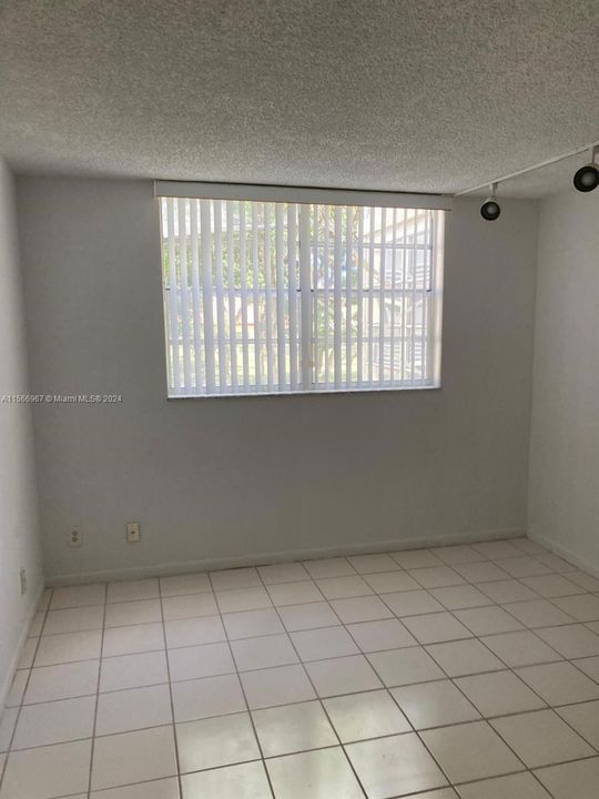 Recently Rented: $1,450 (1 beds, 1 baths, 705 Square Feet)