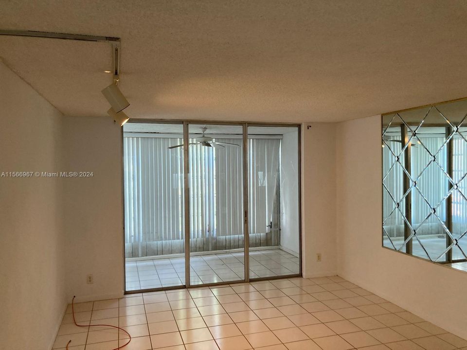 Recently Rented: $1,450 (1 beds, 1 baths, 705 Square Feet)