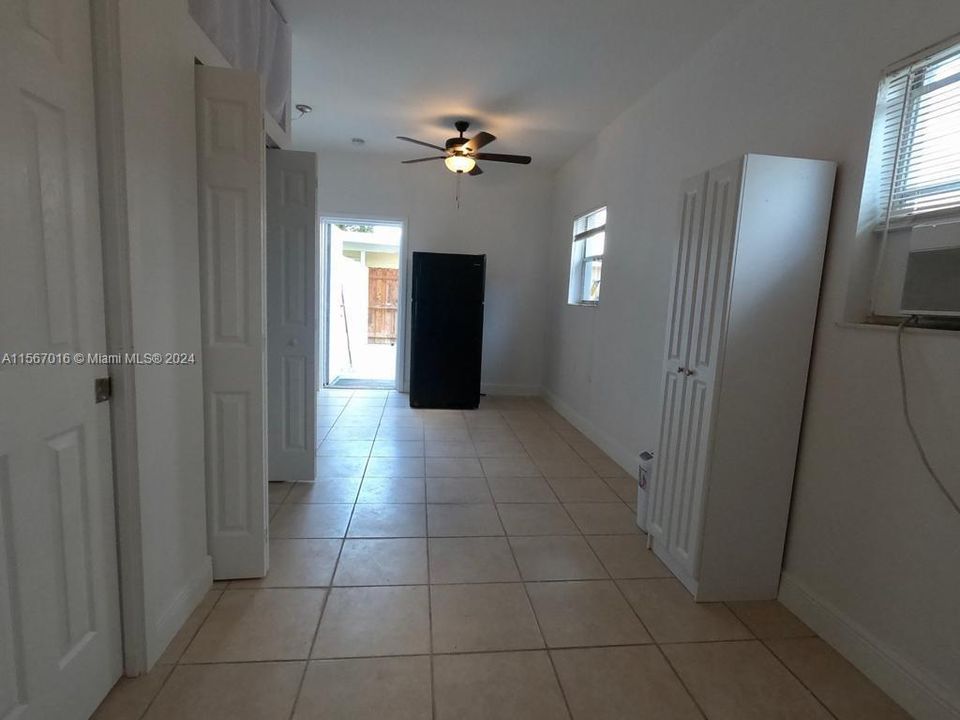 For Rent: $2,350 (1 beds, 1 baths, 806 Square Feet)