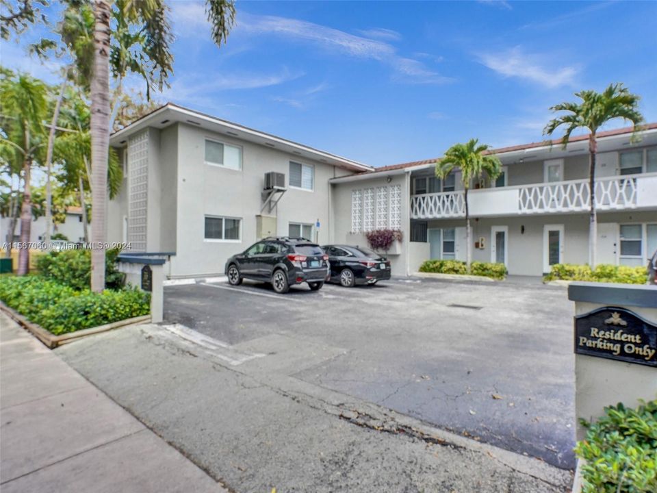 Active With Contract: $399,900 (2 beds, 1 baths, 902 Square Feet)
