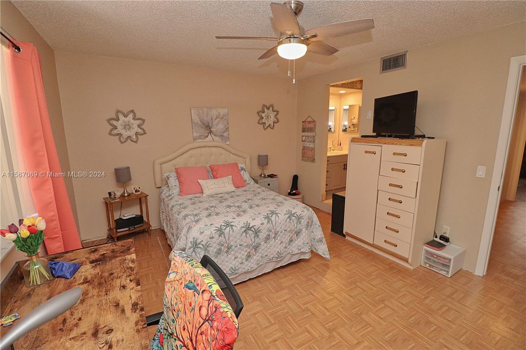 Recently Sold: $455,000 (3 beds, 2 baths, 1672 Square Feet)