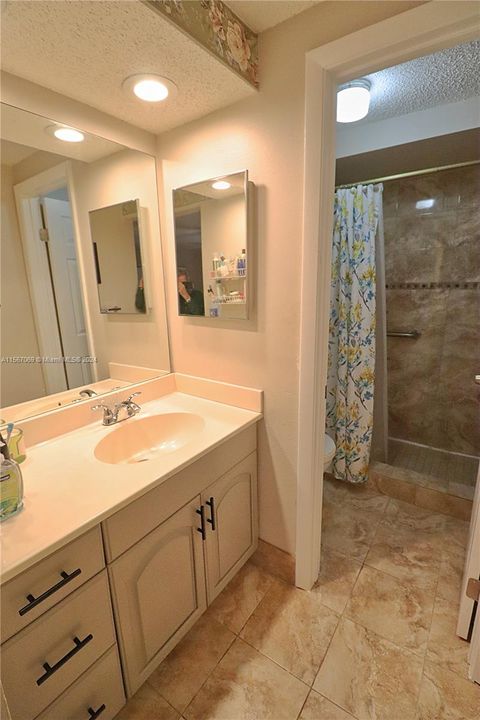 Recently Sold: $455,000 (3 beds, 2 baths, 1672 Square Feet)