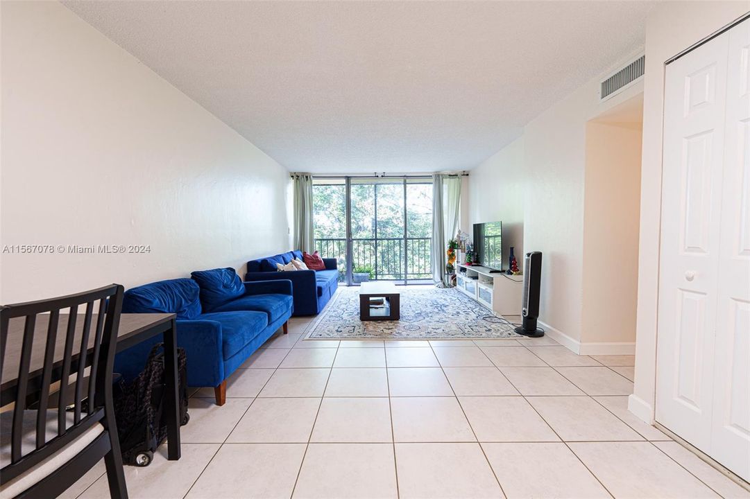 For Rent: $2,000 (2 beds, 1 baths, 968 Square Feet)