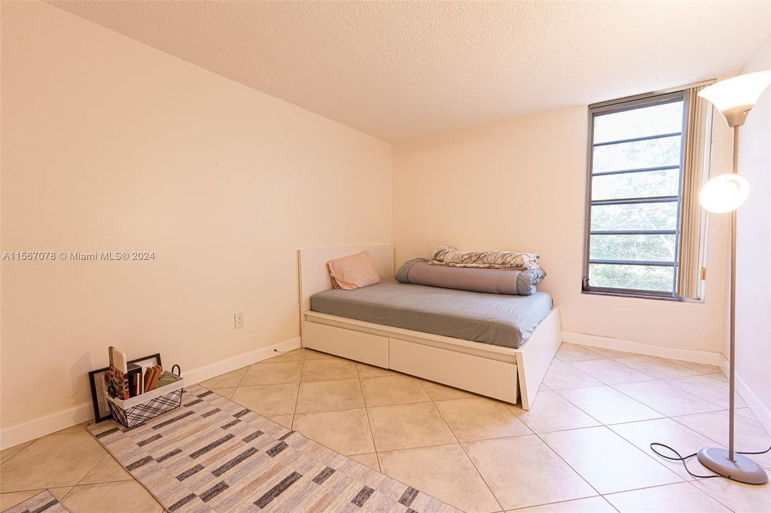 For Rent: $2,000 (2 beds, 1 baths, 968 Square Feet)