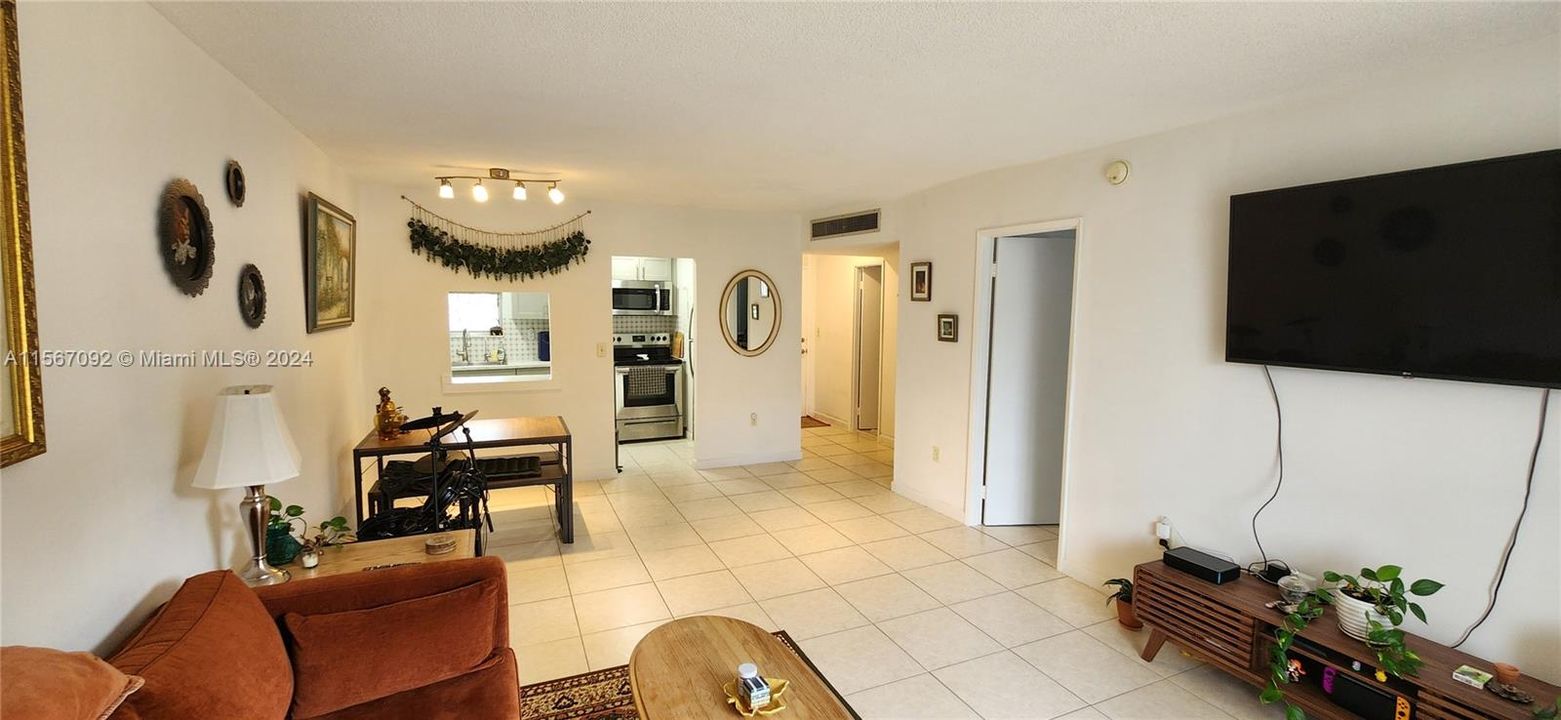 For Sale: $150,900 (1 beds, 1 baths, 686 Square Feet)