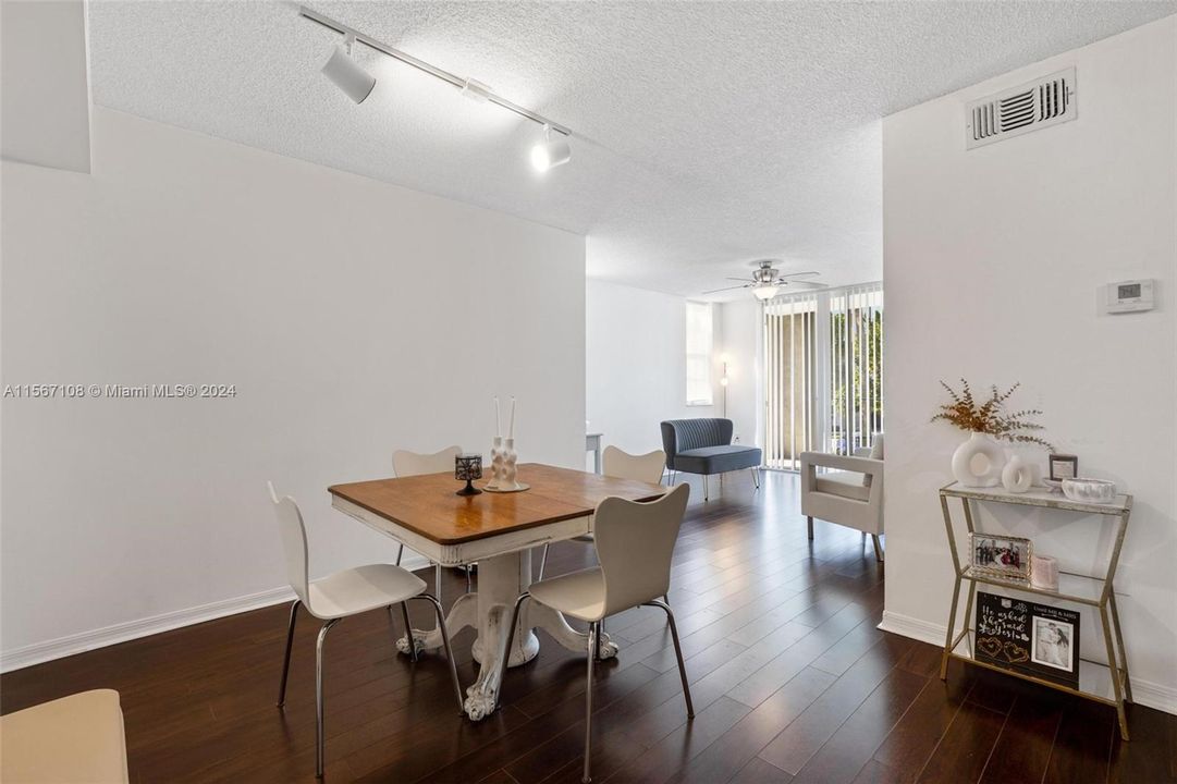 Active With Contract: $2,200 (1 beds, 1 baths, 743 Square Feet)