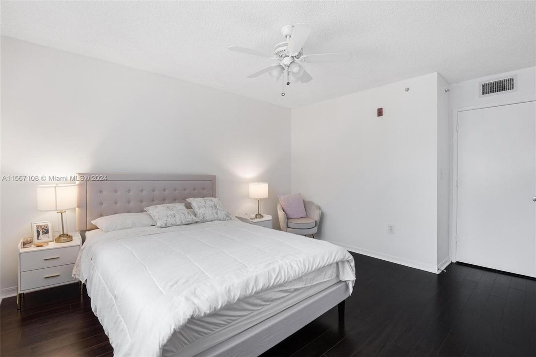 Active With Contract: $2,200 (1 beds, 1 baths, 743 Square Feet)