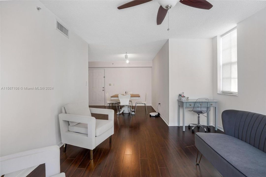 Active With Contract: $2,200 (1 beds, 1 baths, 743 Square Feet)