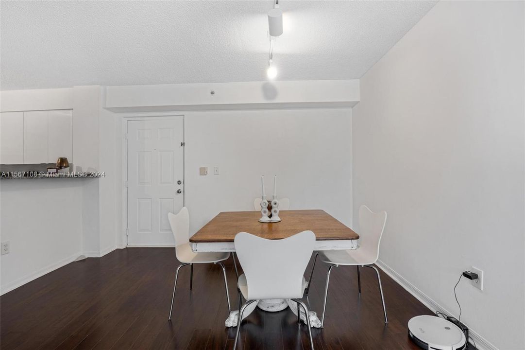 Active With Contract: $2,200 (1 beds, 1 baths, 743 Square Feet)