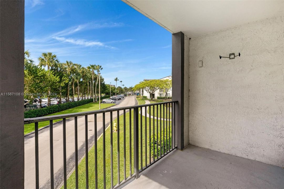 Active With Contract: $2,200 (1 beds, 1 baths, 743 Square Feet)